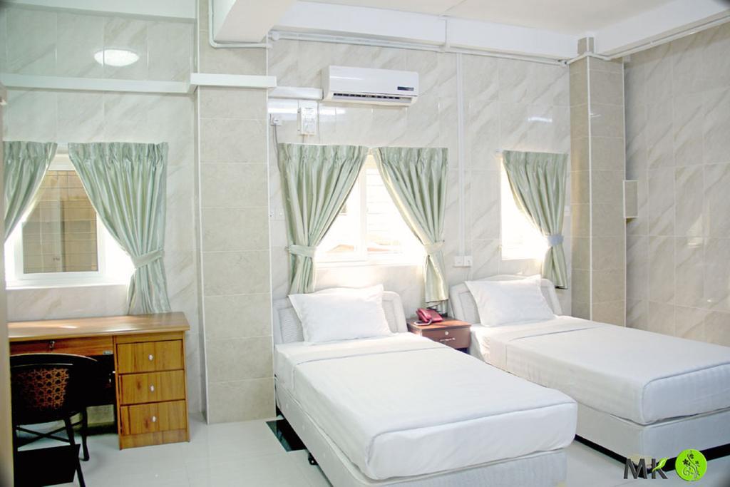MK Hotel Rangoon Buitenkant foto