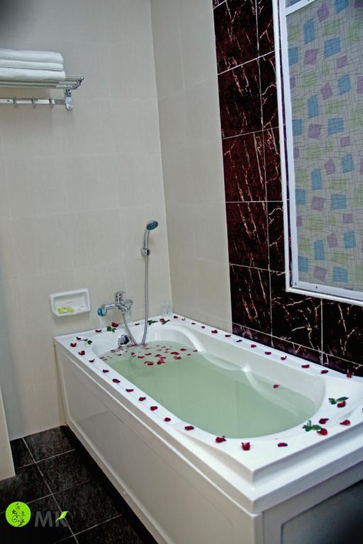 MK Hotel Rangoon Buitenkant foto