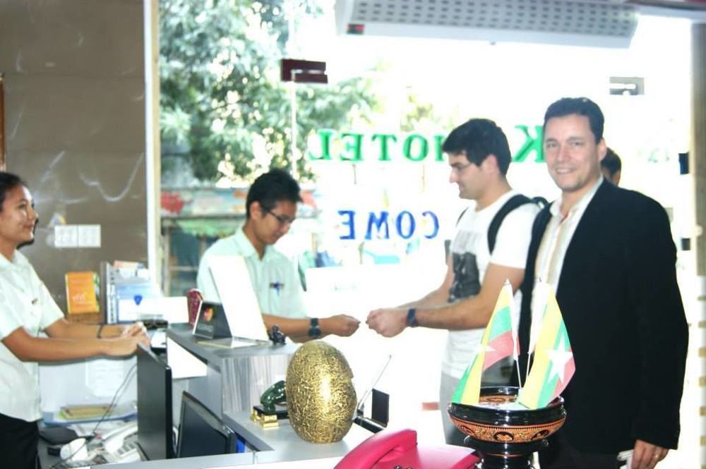 MK Hotel Rangoon Buitenkant foto