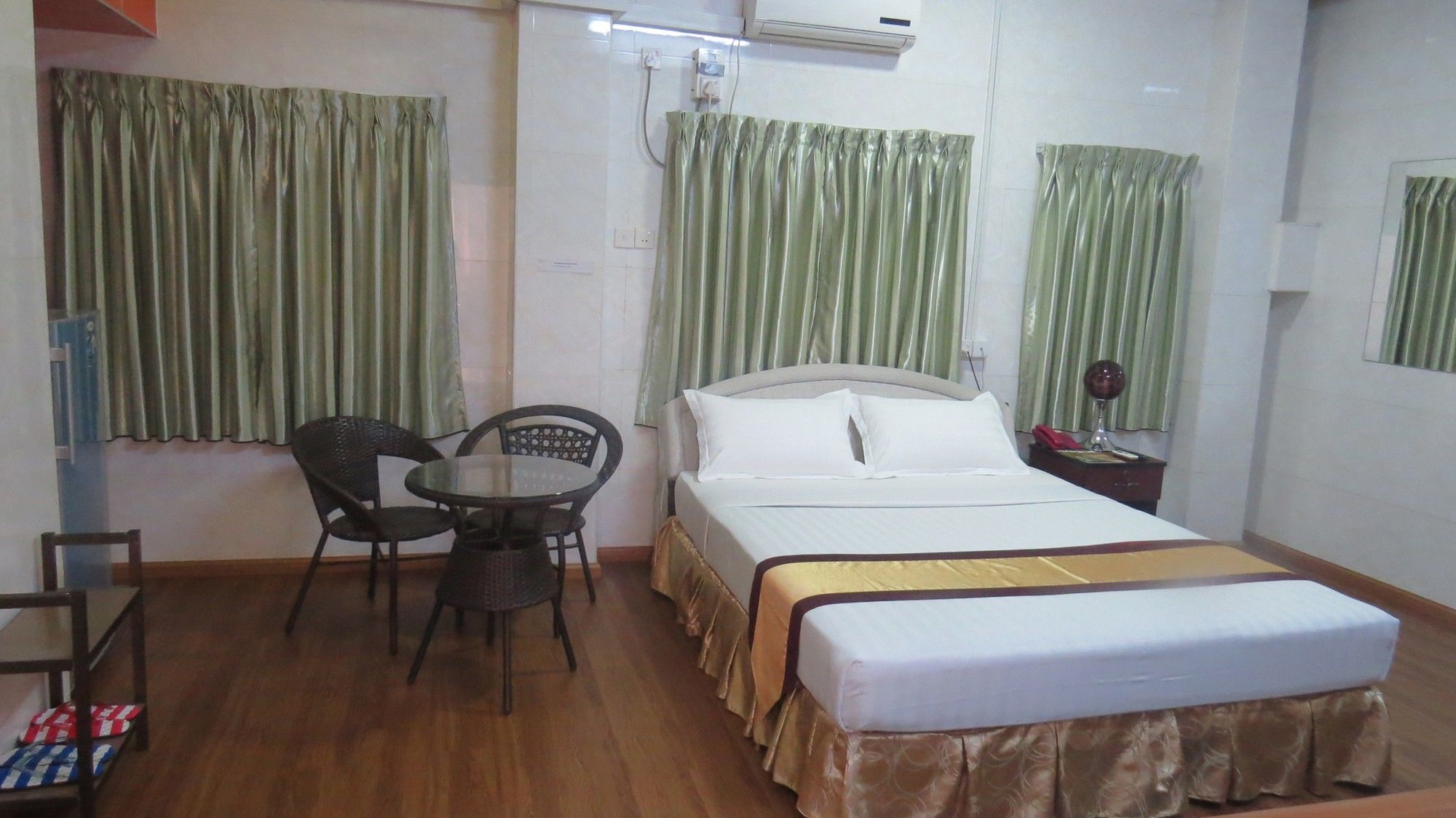 MK Hotel Rangoon Buitenkant foto